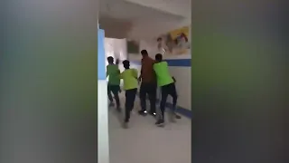 مقطع مؤثر بكاء معلمة من تنمر الطلبة عليها يثير الغضب والنشطاء فين الأخلاق 