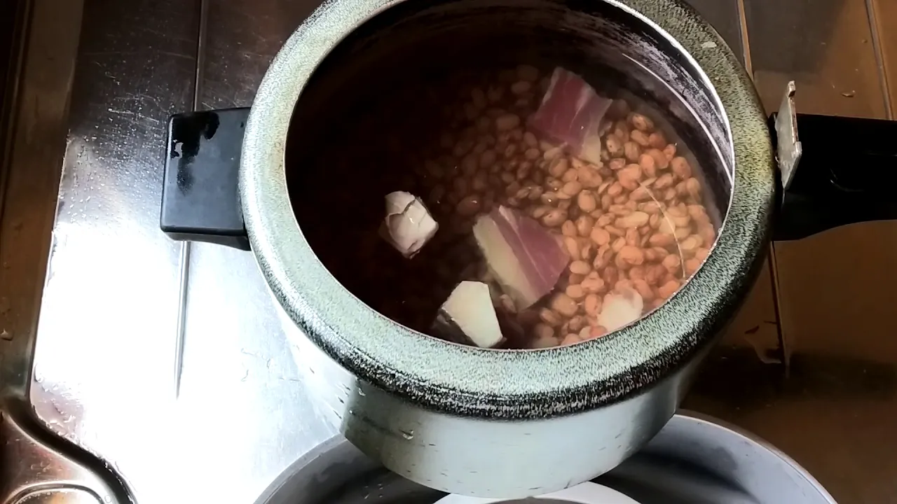 Um delicioso feijão de corda verde com carne seca e calabresa, uma delícia, vale muito a pena fazer . 