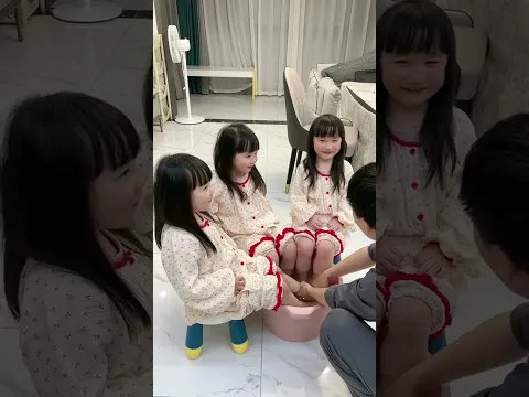 三个人挤一个盆洗脚都这么开心吗 #三胞胎 #家有萌娃 #vlog #爸爸带娃 #lovelybaby #lovely #cute #funny #搞笑 #sister #girls #triplets