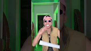 فرحانه عشان بيقولها     دندنها