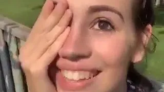 هذه الفتاة يتغير لون عينيها في الشمس 