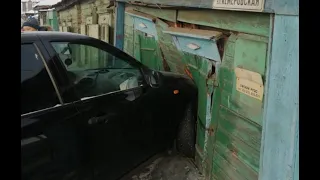 В Омске машина протаранила дом — видео с места ЧП