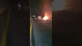 بالفيديو حريق سيارة على جسر المديرج 