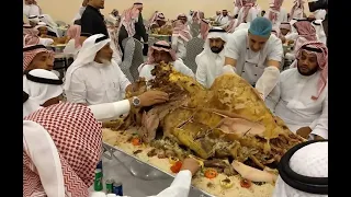 سرو و ب رش زدن شتر بریان شده در یک مراسم عروسی عربی 