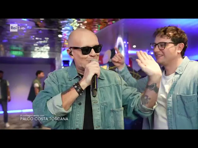 Sanremo 2026 - Max Pezzali canta 'Jolly blue', 'Hanno ucciso l'uomo ragno' e 'Con un deca'