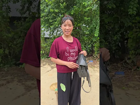 A little girl helps a woman get her bag back. #kindness #kindnessiscool