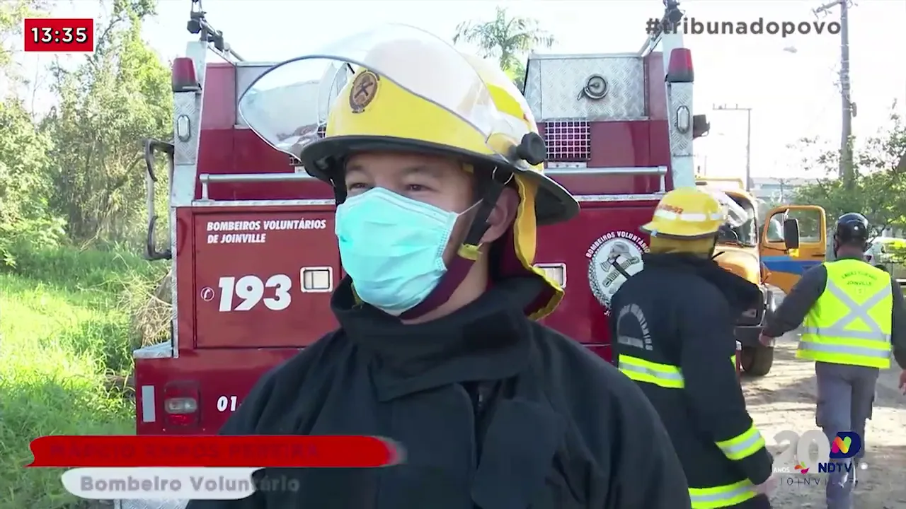 Carro cai em rio e motorista fica gravemente ferido em Joinville