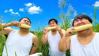 外で生とうもろこしにかぶりつくデブ