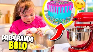 Eloah virou COZINHEIRA e fez um BOLO SURPRESA pro papai! 🎂
