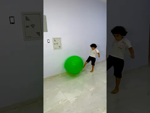 عمر فرقع البالونات بالقلم 🎈👀