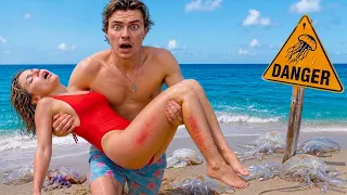 Saving my Sister from JELLYFISH ATTACK!!