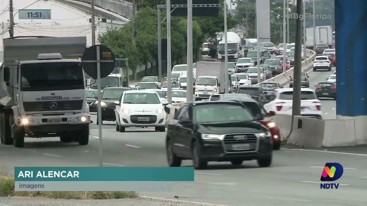 Acidente com três veículos causa lentidão no trânsito da SC-401 na manhã desta quinta-feira