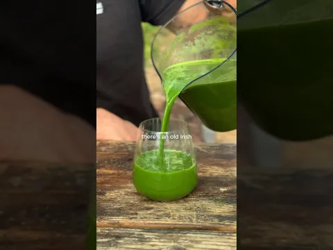 RECIPE BELOW 👇 A mighty green juice packed with fresh fruit, veg and herbs from the farm! #ad
