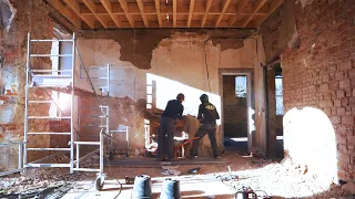 6 men, 3 floors; The insane pace at Chaumont.