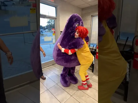 I got to touch Grimace ☺️ #mcdonalds #ronaldmcdonald #cosplay #grimace #halloween #fastfood #clown
