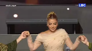على هتاف ارفع راسك فوق أنت سوري حر   لحظة صعود أصالة على المسرح دندنها