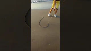 حرف الميم M على رمال الشاطئ جميل 