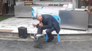 يقرا قرأن في الشارع شاهد 