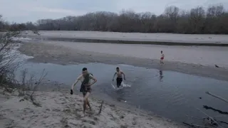 شاهد مهاجرون يقولون إن قوات الأمن اليونانية عنفتهم وردتهم على أعقابهم إلى تركيا 