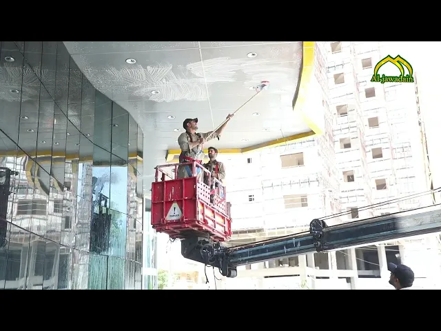 خدم الامامين الكاظمين الجوادين (عليهما السلام) يجلون وينظفون زجاج دار ضيافة الامام الكاظم (ع)