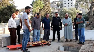 نهاية غير متوقعه      شاب يدخل الى قبر والده ليودعه فيحدث ما لم يتوقع  فشاهد المفاجأه دندنها