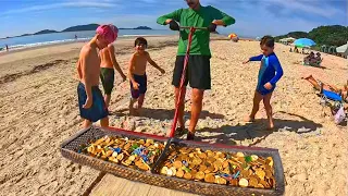Crianças Encontram Jóias e Dinheiro na PRAIA ao Peneirar Areia