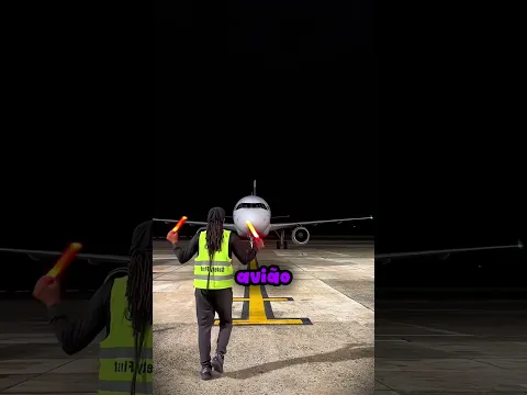 Sem esse homem o avião não consegue estacionar... 🛩😱