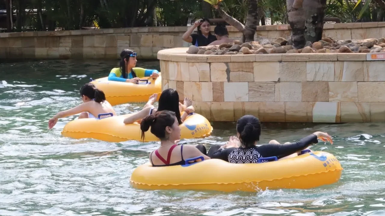 Kebetulan beli voucher murah untuk berenang di Waterbom Pantai Indah Kapuk, Jakarta. Sangat mengasyi. 