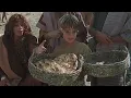 Download Lagu Yesus Film Bahasa Indonesia : Yesus memberi makan 5000 orang.