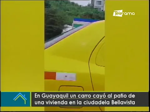 En Guayaquil un carro cayó al patio de una vivienda en la ciudadela Bellavista