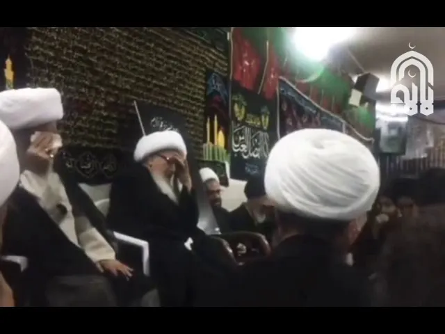 من الأرشيف: آية الله الوحيد الخراساني يبكي في مجلس عزاء الإمام الحسين عليه السلام