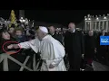 Lagu Video: Papst Franziskus schlägt aufdringlicher Anhängerin auf die Hand