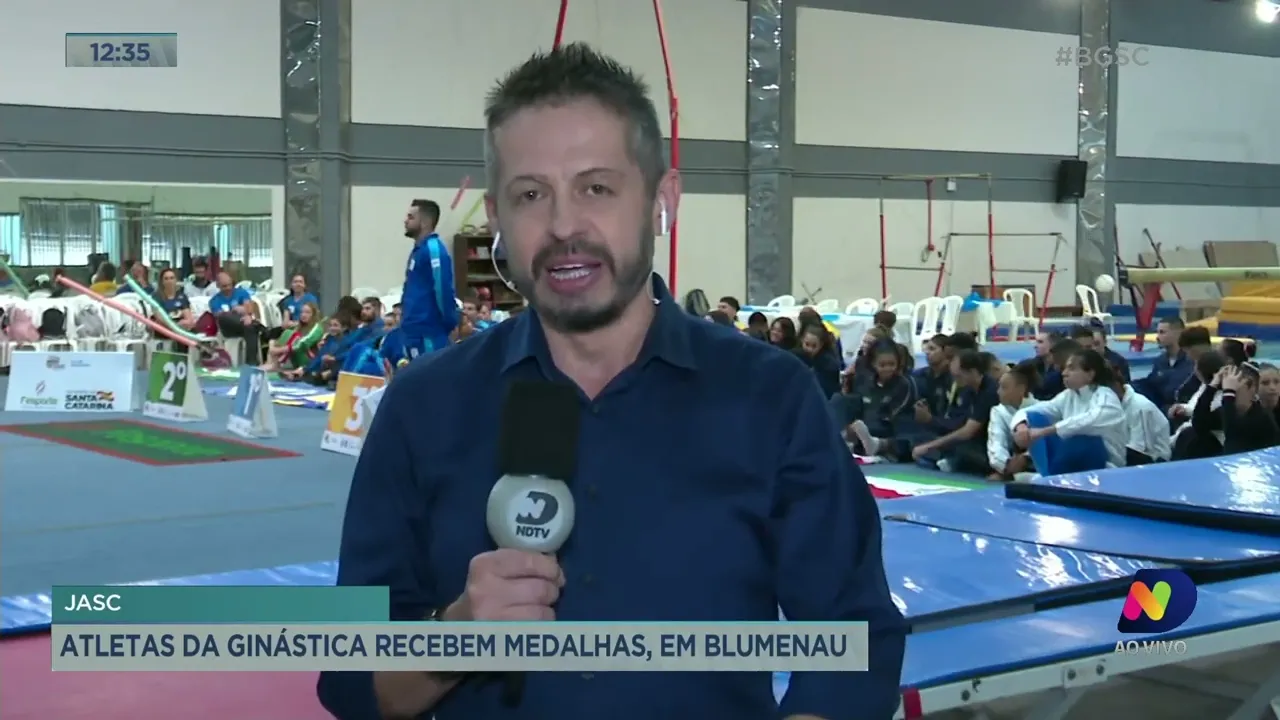 Atletas da ginástica recebem medalhas na edição dos Jogos Abertos