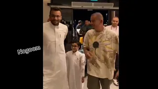 لحظة وصول الهضبة عمرو دياب لجدة و يغنى شايف قمر لايف لأول مرة 