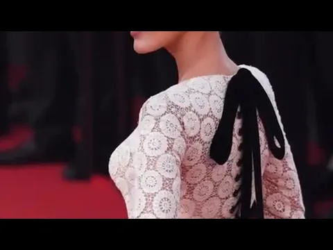 Bella Hadid sur le tapis rouge du Festival de Cannes, dans une robe portée par Jane Birkin en 1969