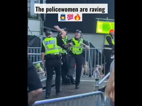 The policewomen are raving ๐ฎโโ๏ธ๐ฅ๐ฏ๐ #hakken #dance #music #shorts #festival #hardstyle #techno #2026