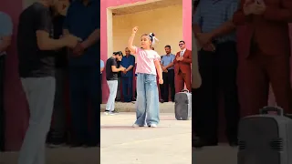 طالبة تغني شمس الله بحركات رائعة 
