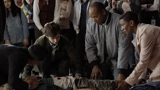 the good doctor season 1 episode 1 the airport scene dr shaun murphy saves life