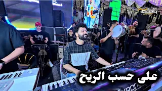 مصطفى باسط بيخلى الأورح يتكلم على أنغام العندليب الأسمر حاجه تفوق الخيال  دندنها