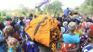kabila la waha jinsi wanavyowapokea maharusi wakitoka kufunga ndoa 