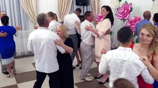 Повільна весільна пісня Просили батько й мати гурт Штрямаки і Таня 