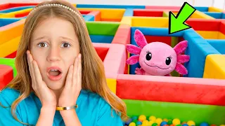 Nastya và các bạn tại sân chơi trong nhà
