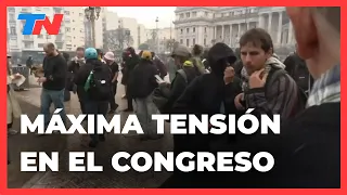 TENSIÓN EN EL CONGRESO: Protesta, gases lacrimógenos y corridas entre los manifestantes