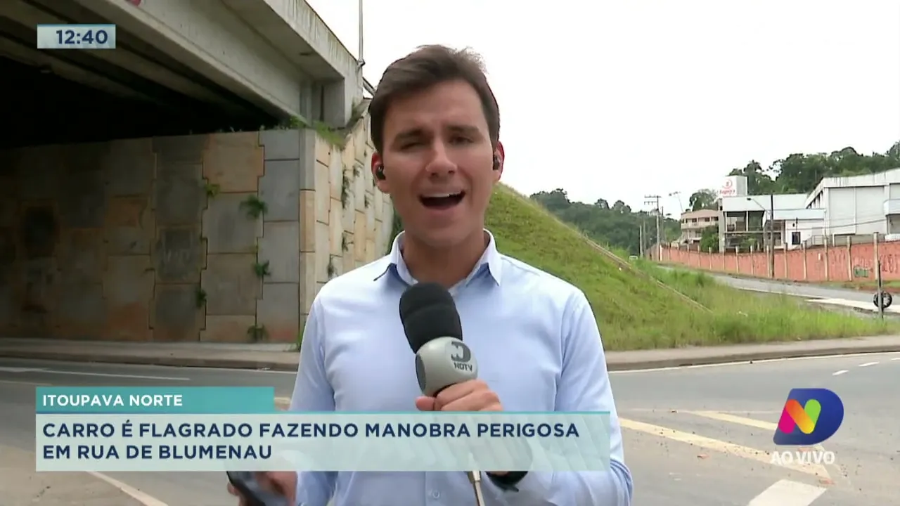 Carro é flagrado fazendo manobra perigosa em rua de Blumenau