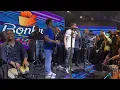 El Rubio Acordeón junto a El Chaval De La Bachata - Donde Están Esos Amigos (En Vivo)