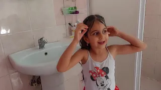 ذهب والماس يوم كامل بالمسبح وياحرام مامي زعلتهم كتير واستفزتهم   راحو اشترو كلشي بيتمنوه   دندنها