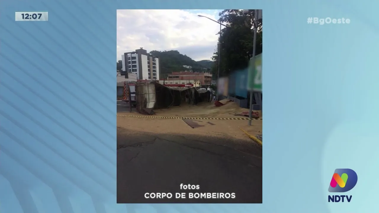 Seara: Caminhão tomba e carga de milho fica espalhada