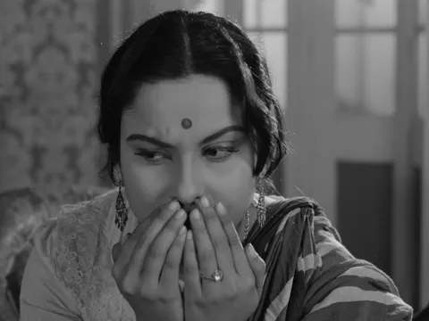 Download MP3 Charulata - Ami Chini Go Chini Tomare (English Subtitles) HD | Kishore Kumar | Satyajit Ray