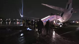 Download Plane carrying Mike Pence skids off NY runway MP3