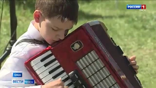 Импровизированные концертные площадки были открыты практически в каждом дворе, где живут ветераны